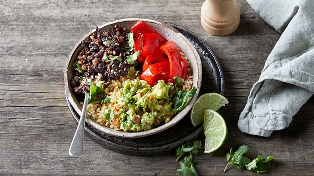 085.Mexican-Inspired Buddha Bowl With Guacamole